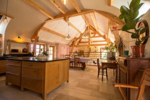 Gîte La grange des Hirondelles 15 personnes 5litsdoubles 5litssimples 1convertible chez MAYMARD Yannick à 28 route de la croix forêt à ANTULLY réf à Gîte de France G2005 Corps de ferme entièrement rénové de bon standing