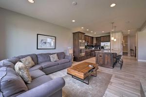 Modern Huntsville Resort Retreat with Deck and Hot Tub