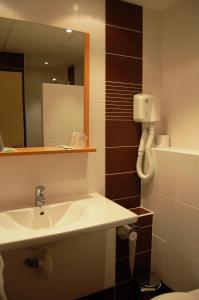 Hotels Hotel Cositel, Coutances : Chambre Triple Confort