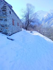 Maisons de vacances Les Granges Bergeries Chalets de LAS COSTES insolites en foret a Loudenvielle dans les HAUTES-PYRENEES 4X4 recommande l'hiver en mode aventure : photos des chambres