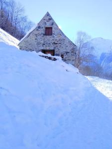 Maisons de vacances Les Granges Bergeries Chalets de LAS COSTES insolites en foret a Loudenvielle dans les HAUTES-PYRENEES 4X4 recommande l'hiver en mode aventure : photos des chambres