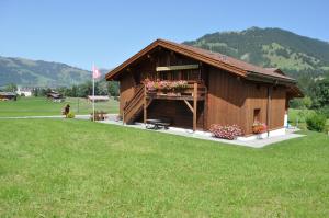 Alpenchalet Weidhaus Gstaad Ferienwohnung im Dachstock, Studio und Zimmer im EG