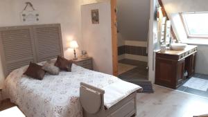 B&B / Chambres d'hotes La Maison Rouge Ladoix - Proche Beaune : Chambre Double avec Salle de Bains Privative