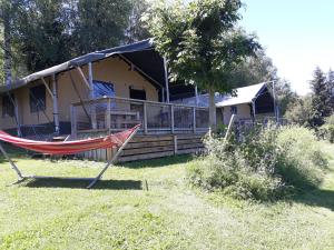 Campings Chalet et mobil homes dans la montagne au Camping les Sapins : photos des chambres