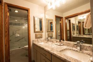 Mountain Views From This Plaza Condo - Sleeps 6 Condo