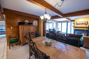 Two-Bedroom Apartment room in Spacious 2 bed 2 bath Condominium - close to the slopes condo