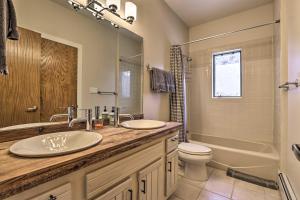 Holiday Home room in Townhome about 4 Mi to Beaver Creek and about 8 Mi to Vail!