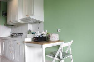 Stylish and Comfortable Studio at Beverly Dago Apartment By Travelio