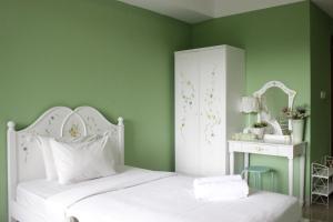 Stylish and Comfortable Studio at Beverly Dago Apartment By Travelio