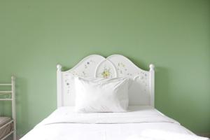 Stylish and Comfortable Studio at Beverly Dago Apartment By Travelio