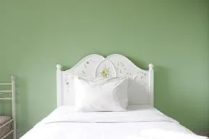 Stylish and Comfortable Studio at Beverly Dago Apartment By Travelio - Tjibeunjing