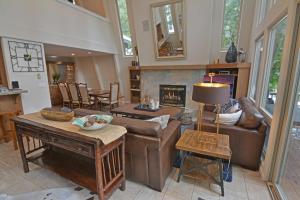 Four-Bedroom House room in New Listing! Amazing Lake Getaway Near Slopes home