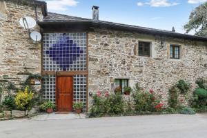 obrázek - 4 bedrooms house with jacuzzi furnished garden and wifi at Tineo