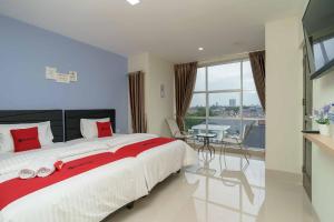 RedDoorz Plus near Eka Hospital BSD 5