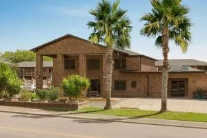 圣安东尼奥北部速8环球城酒店 - 新布朗费尔斯