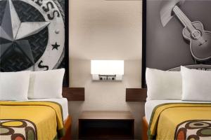 Queen Room with Two Queen Beds - Smoking room in Super 8 by Wyndham Universal City