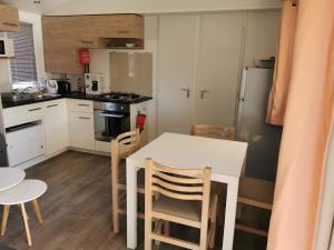 Campings Assist' Mobil Home 454 - Beau Mobil home 6 personnes 2 chambres : photos des chambres