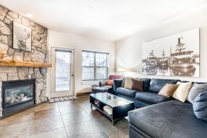 Two Bedroom Apartment  room in Collins Lake #41