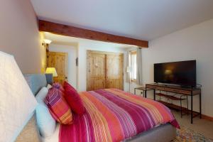 Cute 2 Bedroom East Vail Condo #1202 with Shuttle