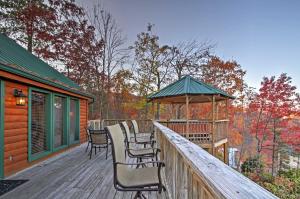 Hot Tub and Mtn Views Scenic Cabin in Gatlinburg!
