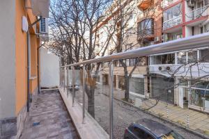 Stylish Residential Flat - with Parking & Balcony by Flat Mаnager