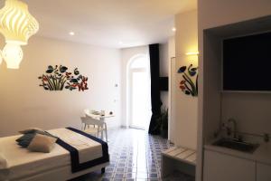 Zimmer mit Kingsize-Bett und Meerblick