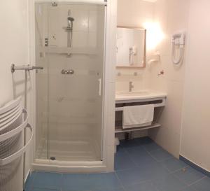Hotels Logis Hotel La Rosiere : Chambre Triple Confort