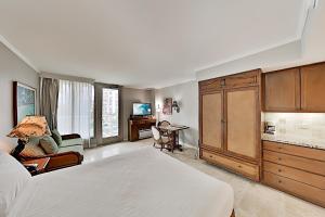 Studio Apartment room in Luana - Well-Appointed Studio - Gym Hot Tub Pool condo