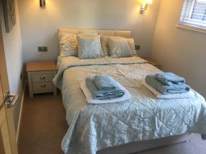 Sunset Retreat Lodge with Hot Tub