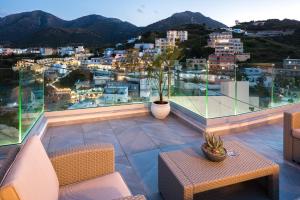 Deluxe Family Suite with Jacuzzi and Sea View room in Akrogiali Hotel