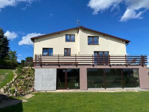 Dom z basenem i widokiem na łąkę