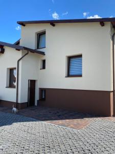 Dom z basenem i widokiem na łąkę