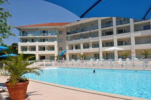 Appartements studio ideal couple 2 enfants, bien situe, calme : Studio avec Terrasse