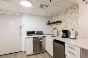 Modern Studio on I-Drive: parking + pool included