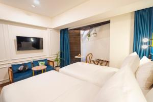 The Deluxe Maison Twin