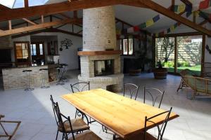 Les Gîtes KARMA Grande maison de 180m au calme avec véritables billard anglais babyfoot et cible fléchettes