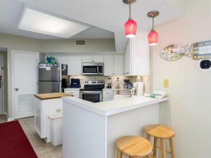 Apartment room in Windward Pointe by Meyer Vacation Rentals