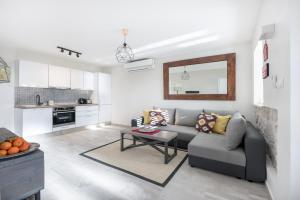 Polly Apartments with swimming pool