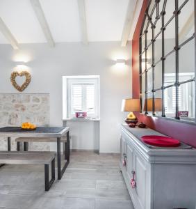 Jully apartment with swimming pool