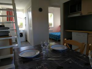 Complexes hoteliers Vacargeles casa Les Muriers et Les Chenes verts calme clim wifi animations piscine mini golf : photos des chambres