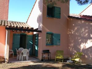 Complexes hoteliers Vacargeles casa Les Muriers et Les Chenes verts calme clim wifi animations piscine mini golf : photos des chambres