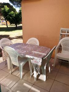 Complexes hoteliers Vacargeles casa Les Muriers et Les Chenes verts calme clim wifi animations piscine mini golf : photos des chambres