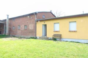 Futterhaus neben der Wasserburg Liepen