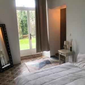 Chambre Avec Salle D Eau Et Wc Privatifs Au Chateau Hotel In Razengues France J2ski