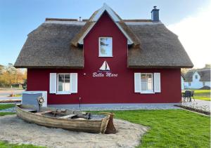 Modernes Reetdach-Ostseeferienhaus Bella Mare, Insel Usedom mit Sauna, Kamin & Sonnenterrasse