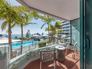King Pool View Room with Balcony room in Crowne Plaza Sydney Coogee Beach