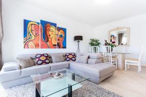 Sachas sweet home, lovely 2 bedroom apartment, walking distance to town, beach and marina