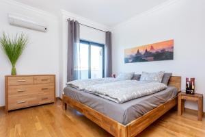Sachas sweet home, lovely 2 bedroom apartment, walking distance to town, beach and marina