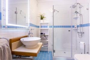 Sachas sweet home, lovely 2 bedroom apartment, walking distance to town, beach and marina