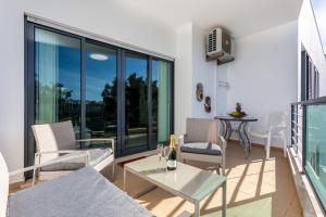 Sachas sweet home, lovely 2 bedroom apartment, walking distance to town, beach and marina